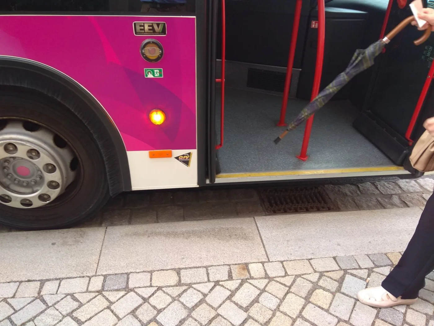 Linienbus im Einsatz zwischen Quelle und Ziel